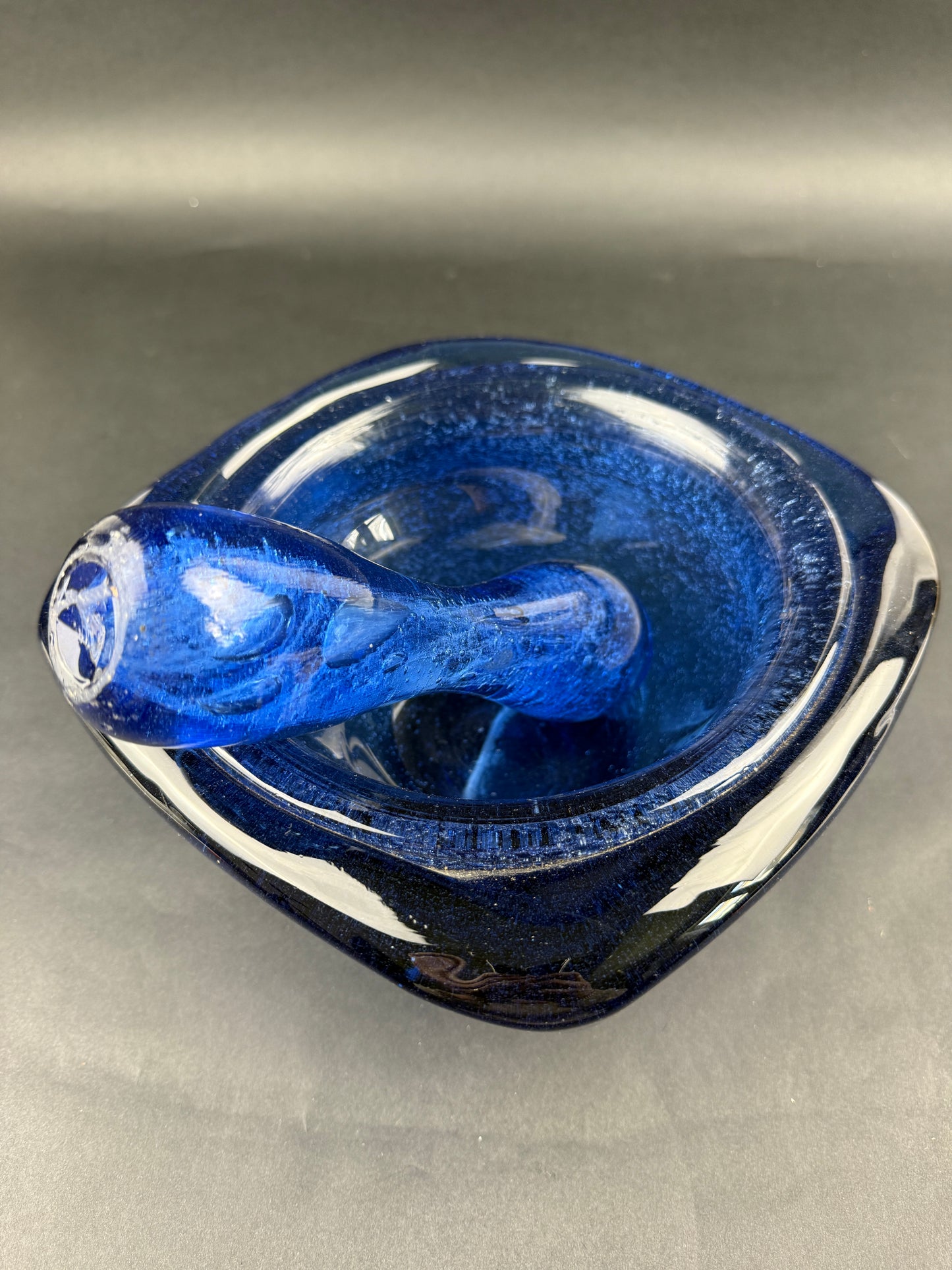 Mortier et pilon dans le gout de Biot, bleu dur