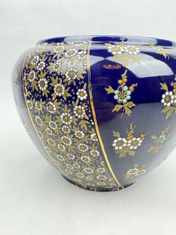Cache-pot en porcelaine de Limoges décor émaillé or et fleurs relief bleu de Four