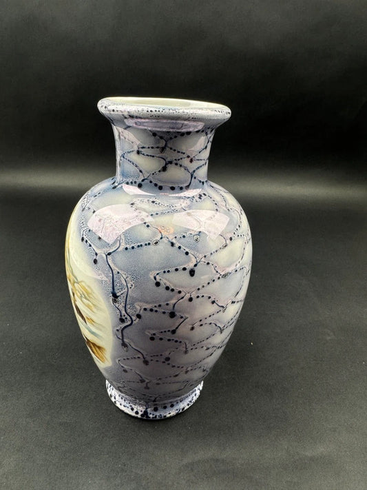 Vase en porcelaine décorée J. Lecquerile Lusseray France, décor chamois et montagnes