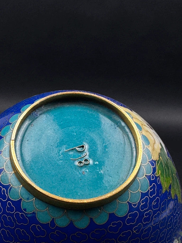 Vase cloisonné chinois à décor de pivoines sur fond bleu, hauteur 15 cm