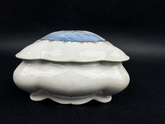 Boîte carrée Tharaud Limoges, décor putti en camaïeu bleu