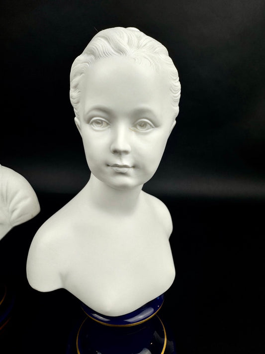 Paire de bustes Enfants Brongniart en biscuit de porcelaine de Limoges sur base bleu cobalt et or