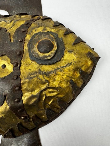 Sculpture murale poisson métal doré et fer riveté art brutaliste