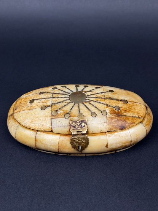 Boîte ovale ancienne en os et laiton, décor rayonnant – Inde, XIXᵉ siècle