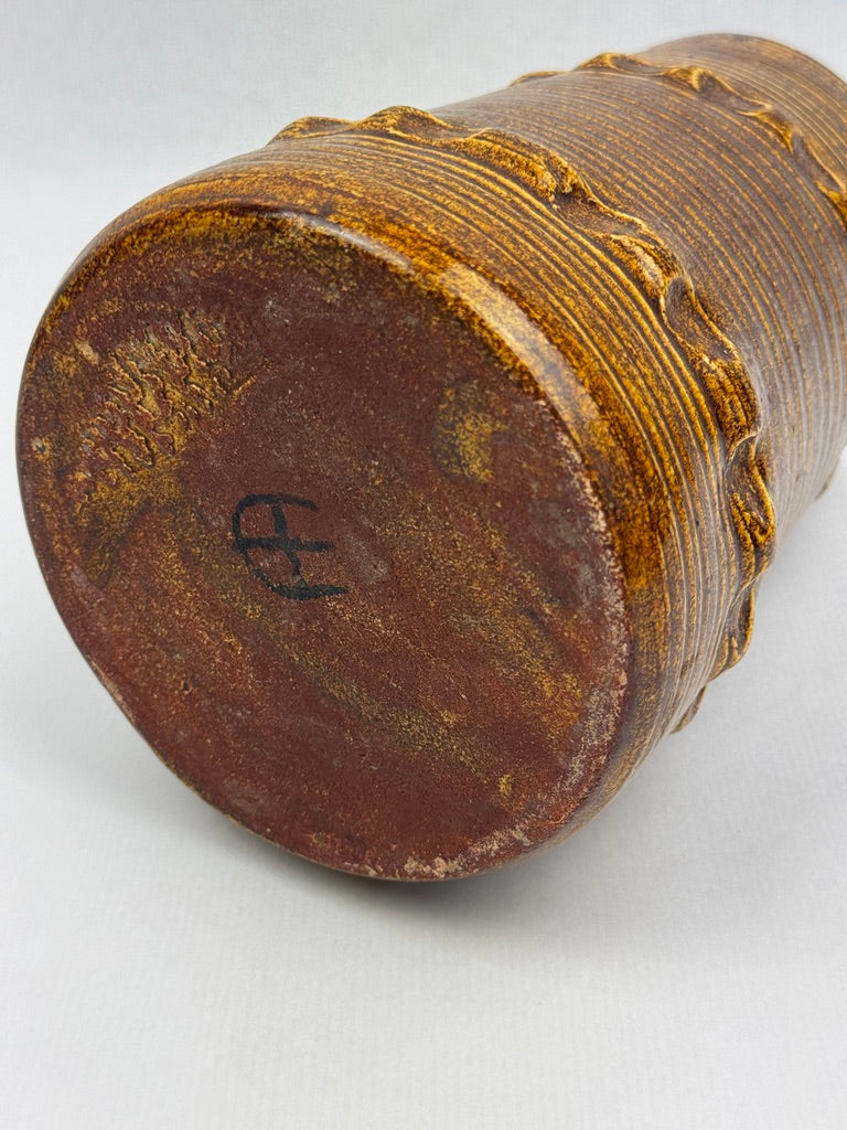 Grand pichet Accolay en grès émaillé brun, décor géométrique incisé – vers 1960