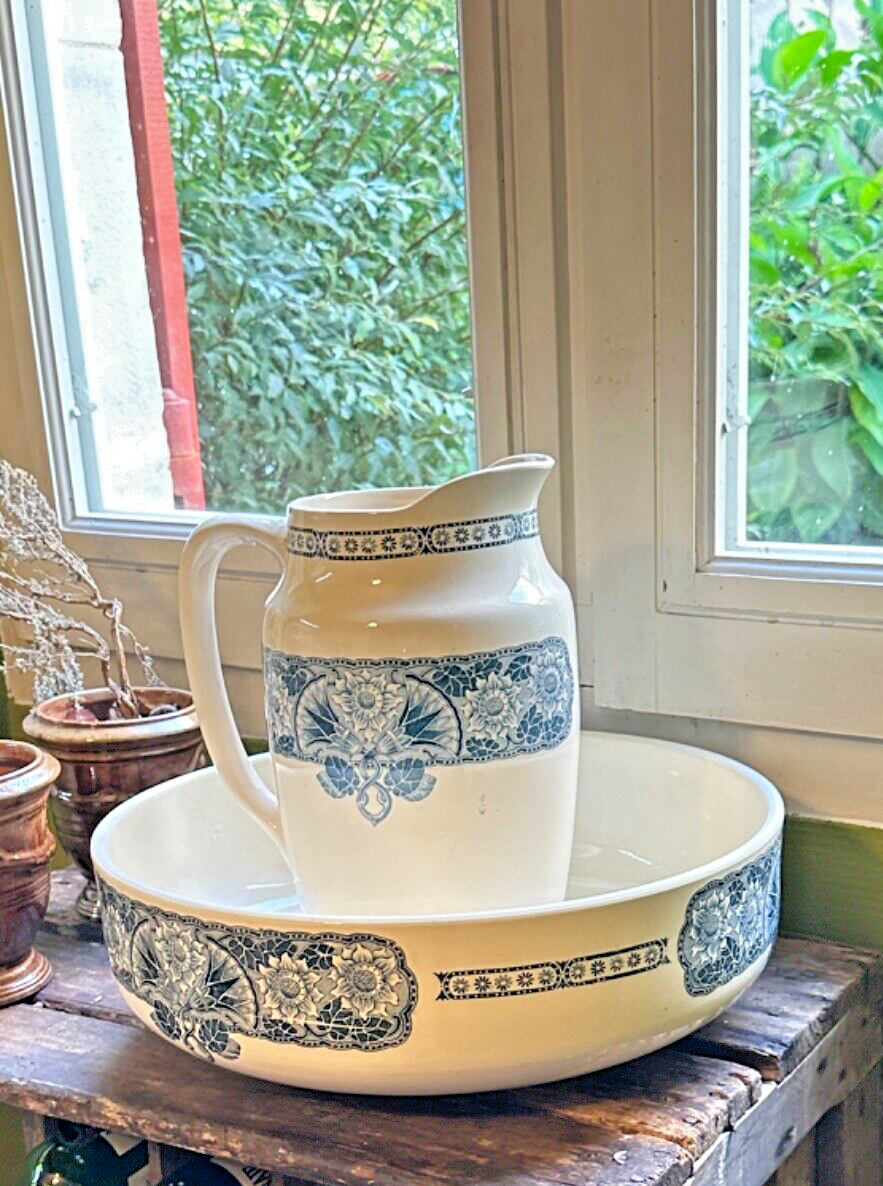 Broc et vasque en faience Longchamp modèle Thèbes