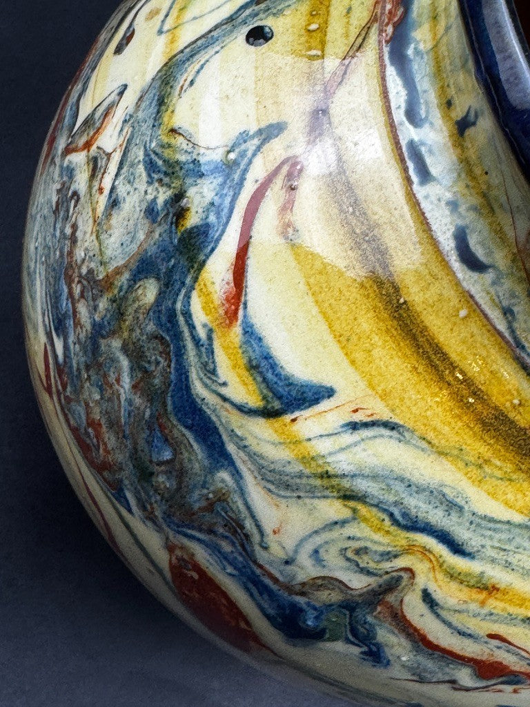 Vase basque en céramique vernissée à décor marbré polychrome