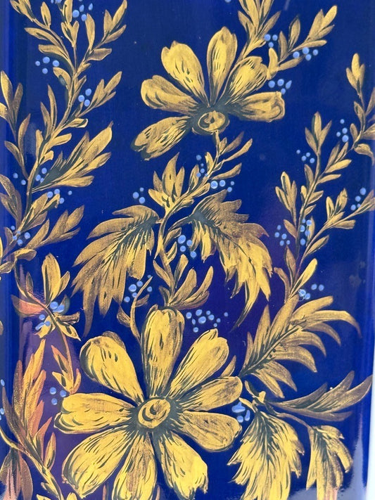 Vase octogonal en porcelaine de Limoges, bleu de four et décor doré, XXe siècle