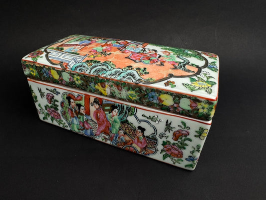 Boîte rectangulaire en porcelaine de Canton – décor famille rose – Chine