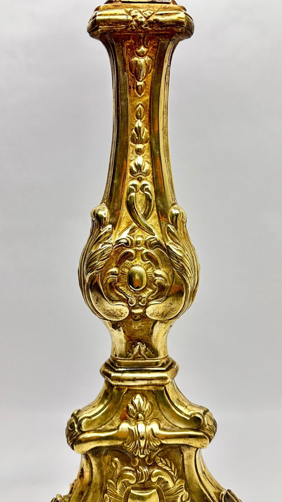 Important Pique-cierge En Laiton Repoussé Monté En Lampe 19ème