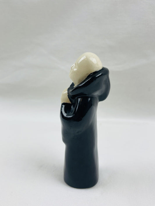 Figurine en porcelaine, moine en adoration, art déco