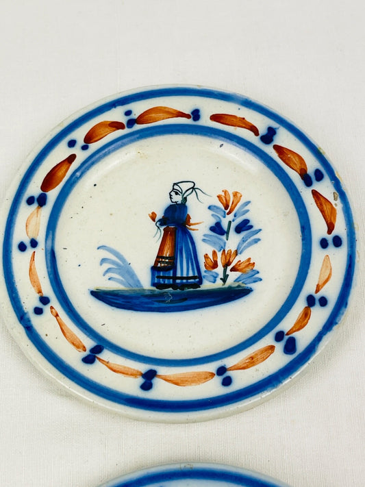 Deux assiettes miniatures en faïence Henriot Quimper, poupée, beurre