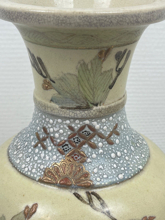 Grand vase en porcelaine du Japon, Satsuma, chrysanthèmes en relief