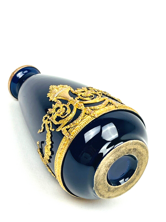 Petit vase de forme ovoïde à col resserré en porcelaine de Sèvres et laiton