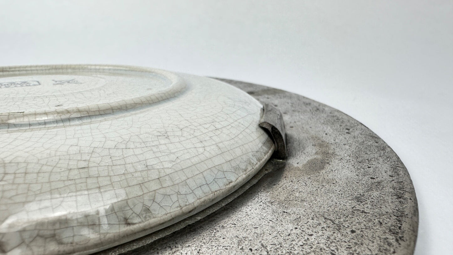 Assiette murale décorative faïence et étain aux fleurs de printemps