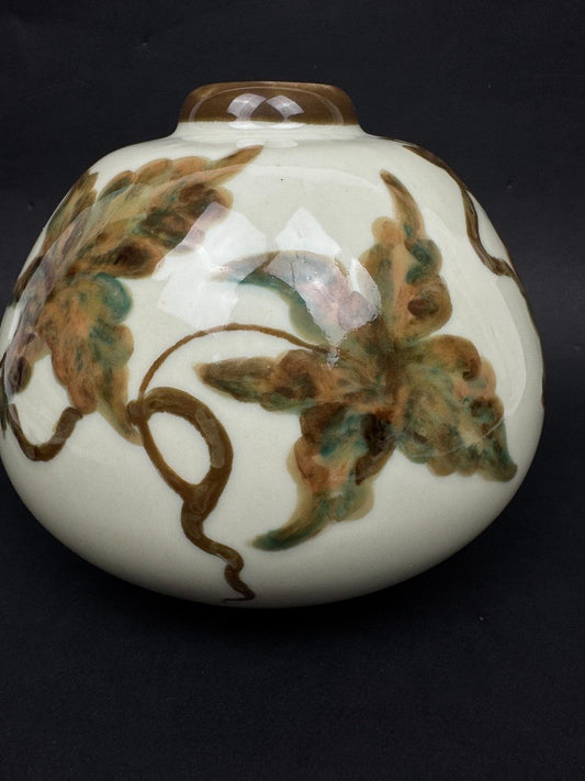 Vase boule en porcelaine de Limoges, Manufacture Tharaud - Décor peint main