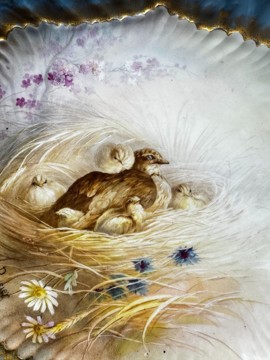 Grand plat en porcelaine signé C.Rosier – décor naturaliste, fin XIXe