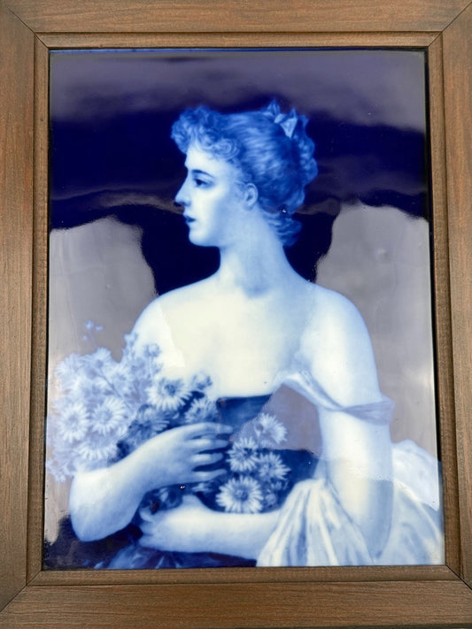 Plaque en porcelaine peinte – Jeune femme au bouquet – Fin XIXe / XXe