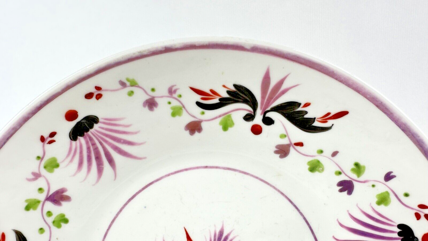 Deux assiettes époque restauration à rinceaux de fleurs mauves et noires