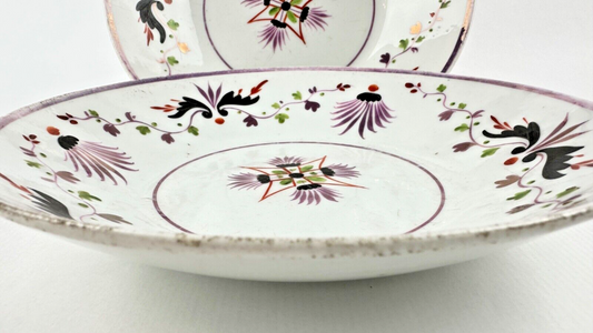 Deux assiettes époque restauration à rinceaux de fleurs mauves et noires