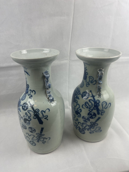 Paire de vases balustres en porcelaine de Chine, dynastie Qing
