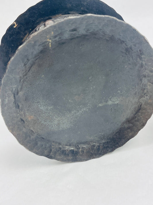 Paire de pots couverts en métal repoussé et martelé asiatiques, Chine, Japon....