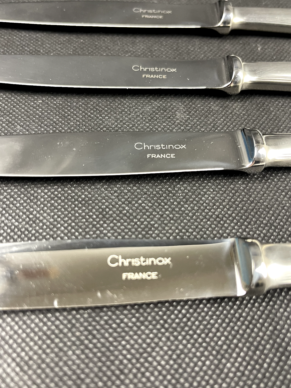 Christinox pour Christofle, 6 couteaux à dessert modèle proche de Pompadour