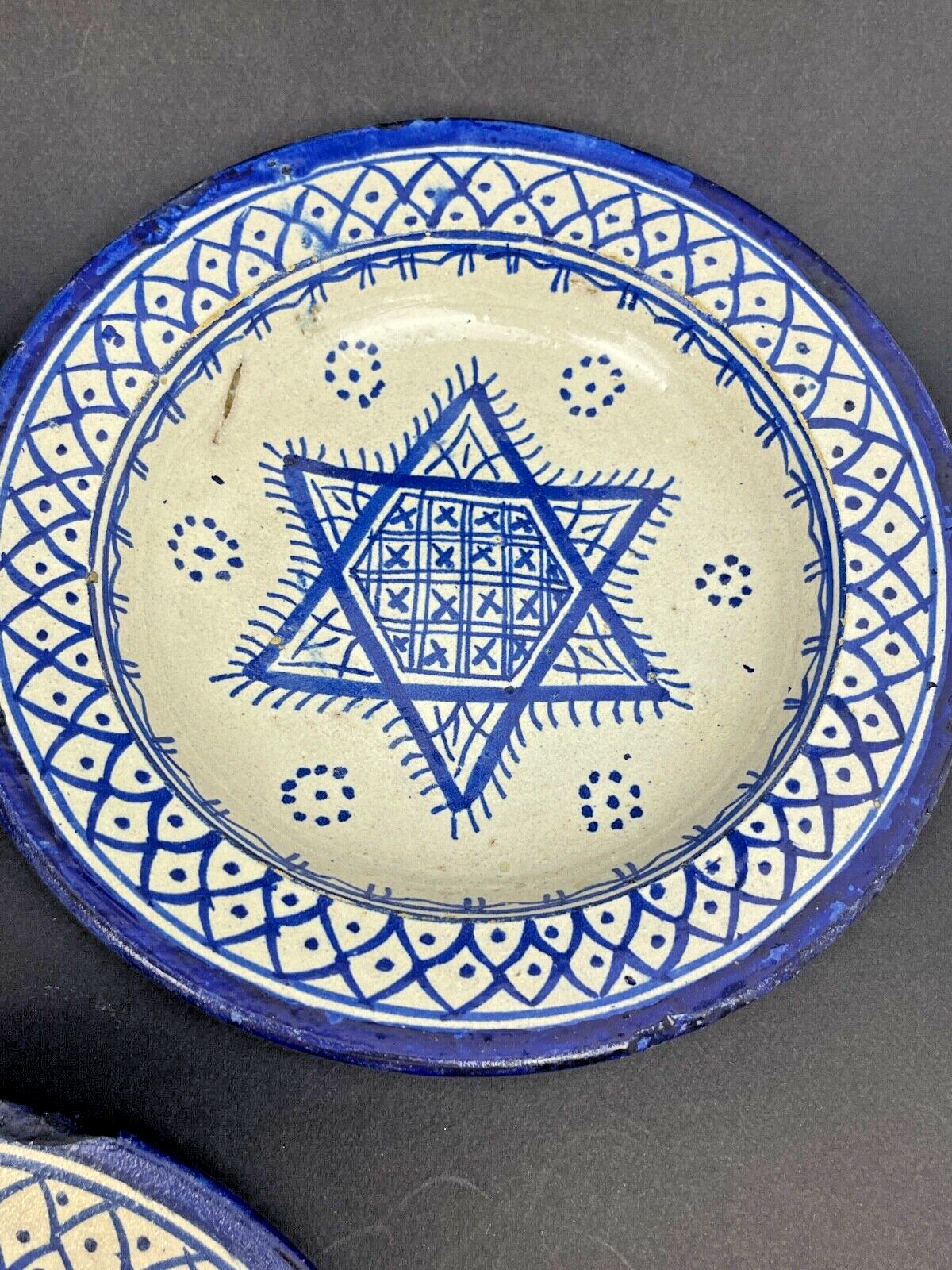 Maroc, Suite De 3 Coupes Ou Assiettes Sur Talon En Faïence De Fès Début 20ème