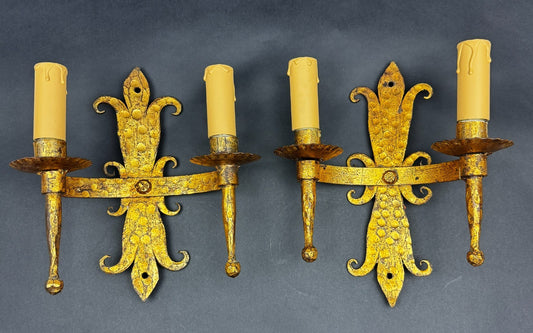 Paire d’appliques murales gothiques en fer forgé doré électrifiées