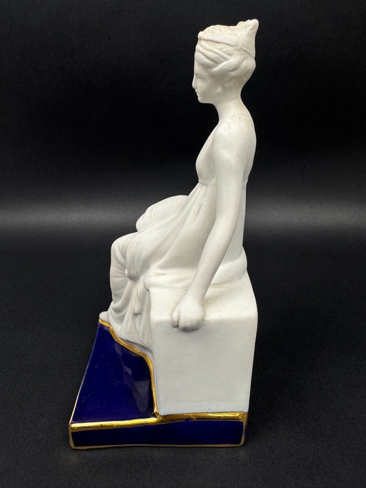 Statuette en biscuit par Tharaud Limoges – Femme à l’antique, socle émaillé bleu