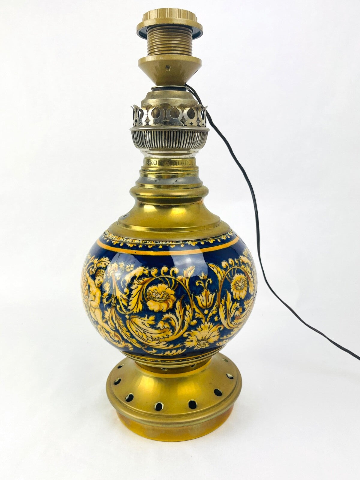 Lampe à huile en porcelaine de Gien modèle Renaissance montée à l'électricité