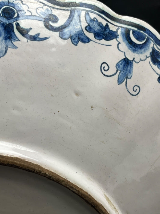 Grand plat de service en faïence blanche et bleue, Moustiers, Rouen ???
