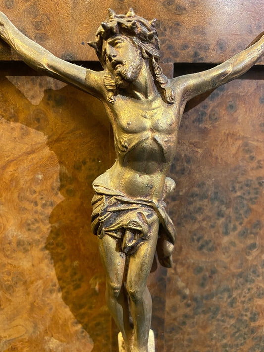 Grand crucifix, bois et bronze