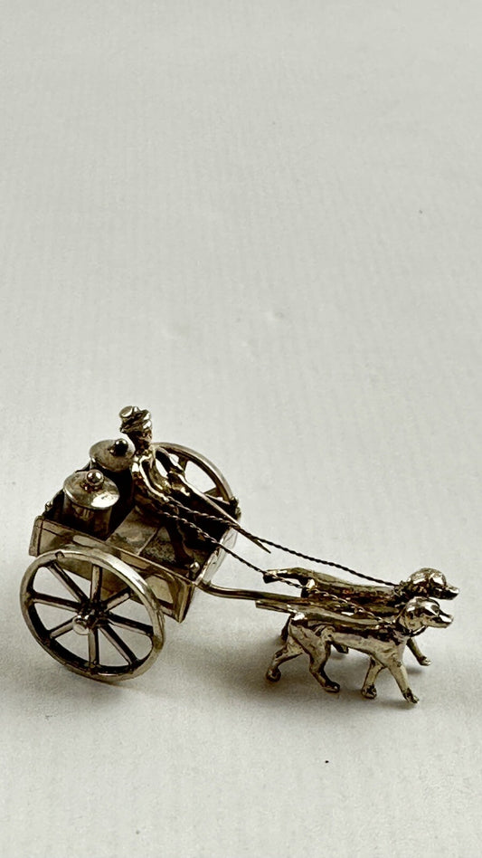Miniature, objet de vitrine, attelage de chiens, marchand de lait en argent