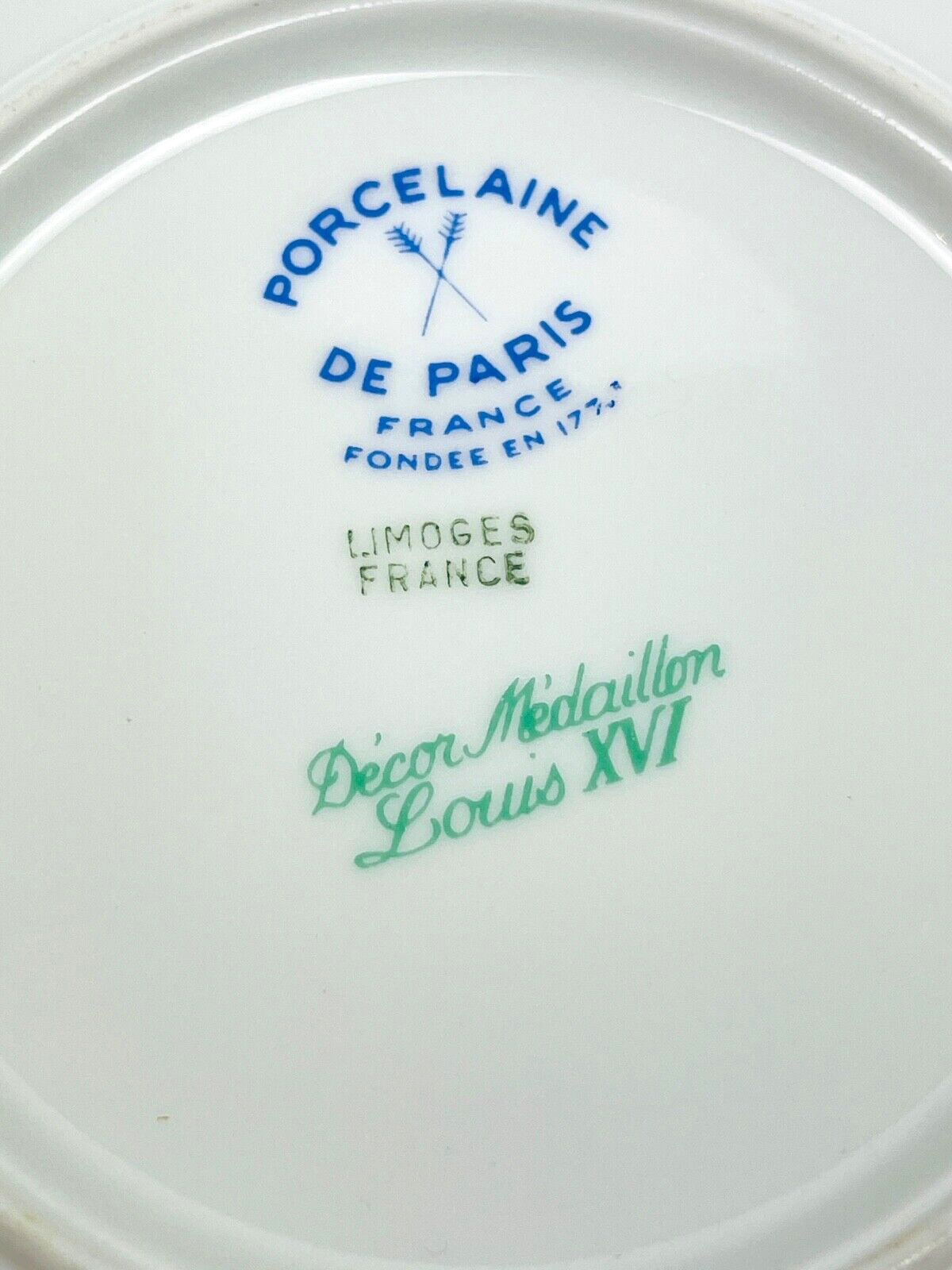 Suite de 6 tasses à thé et 1 crémier en Porcelaine de Paris décor Louis XVI