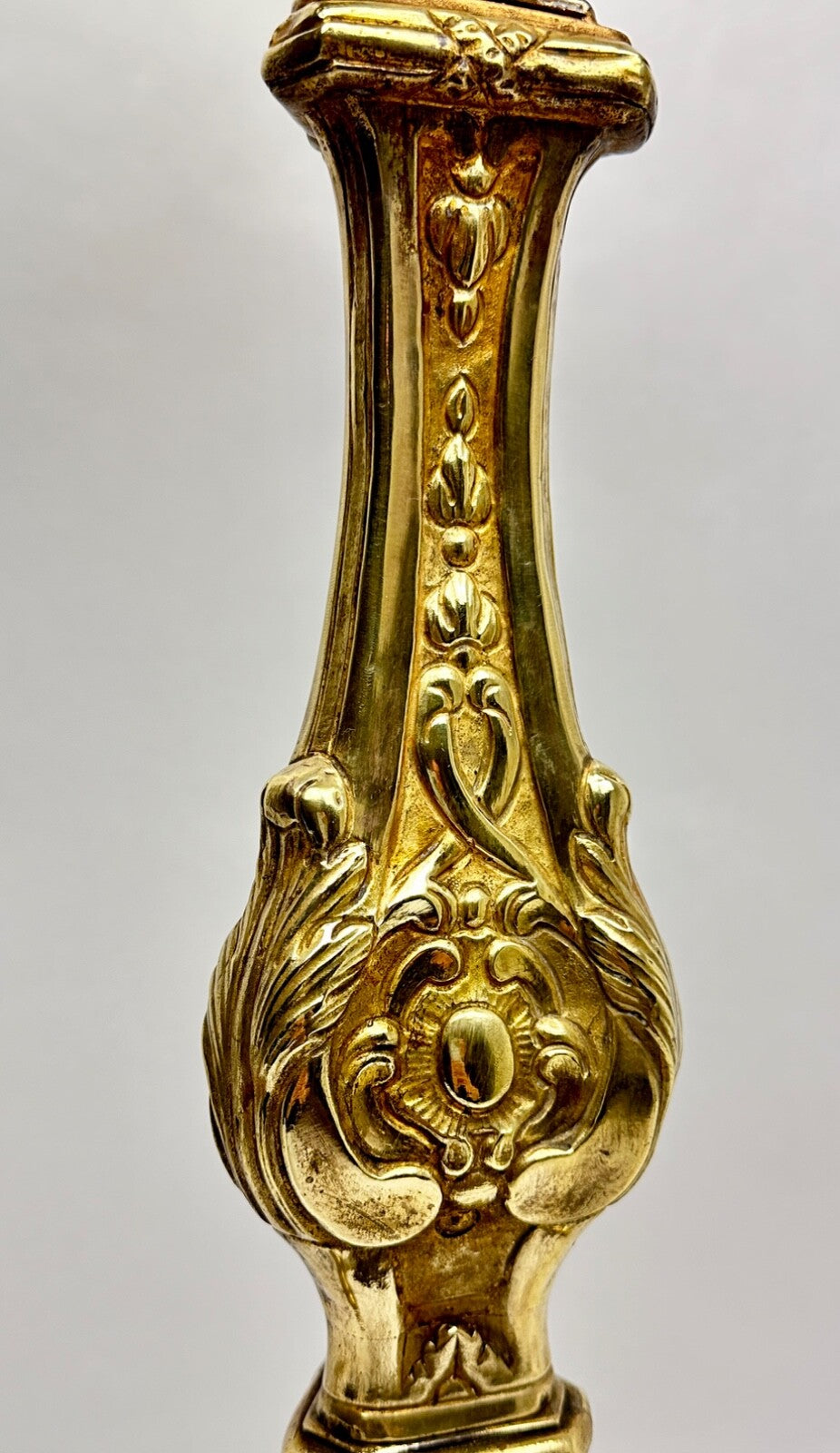 Important Pique-cierge En Laiton Repoussé Monté En Lampe 19ème