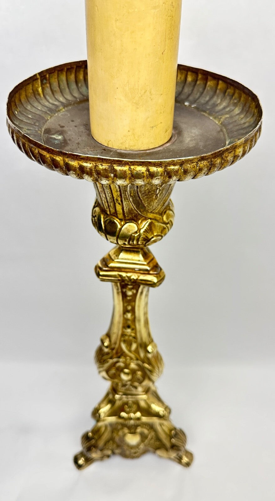 Important Pique-cierge En Laiton Repoussé Monté En Lampe 19ème