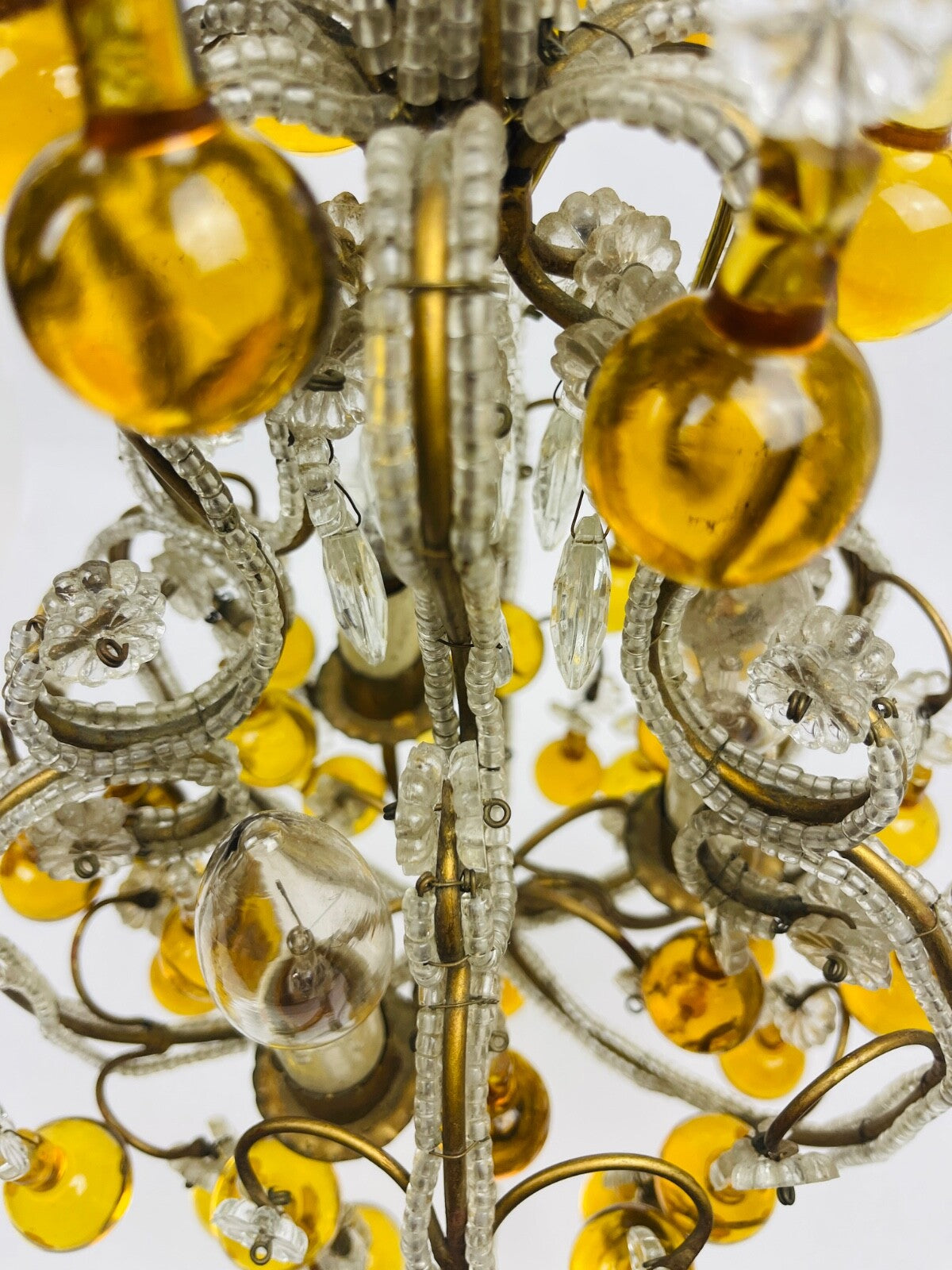 Petit lustre en perles de cristal, gouttes ambrées et laiton, Années 20/30
