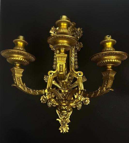 Paire d’importantes appliques en bronze doré, style Louis XVI, époque XIXe