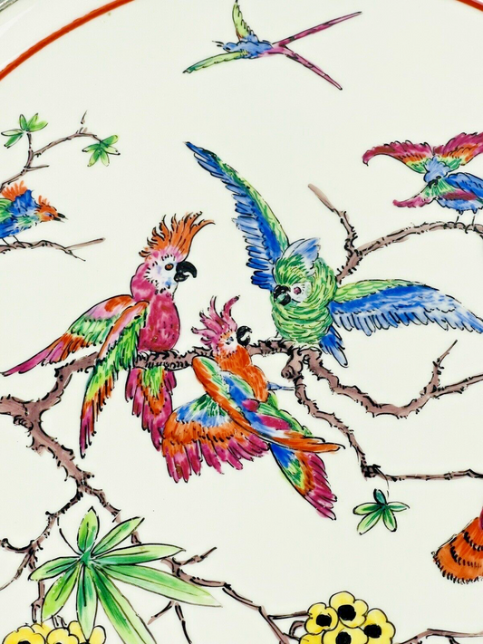 Ancien plat en porcelaine cerclé d'argent, décor de perroquets