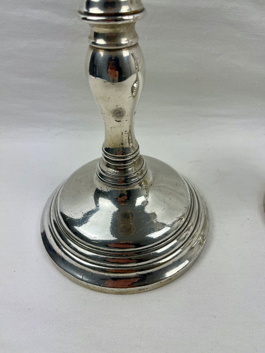 Paire de grands pique-cierges en bronze argenté