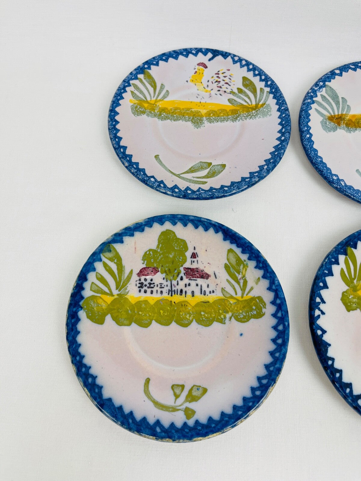 Suite de 6 assiettes miniatures en faïence de Charolles poupée, beurre