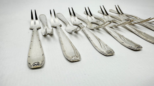 Série de 12 fouchettes à crustacés ou escargot métal argenté rubans croisés