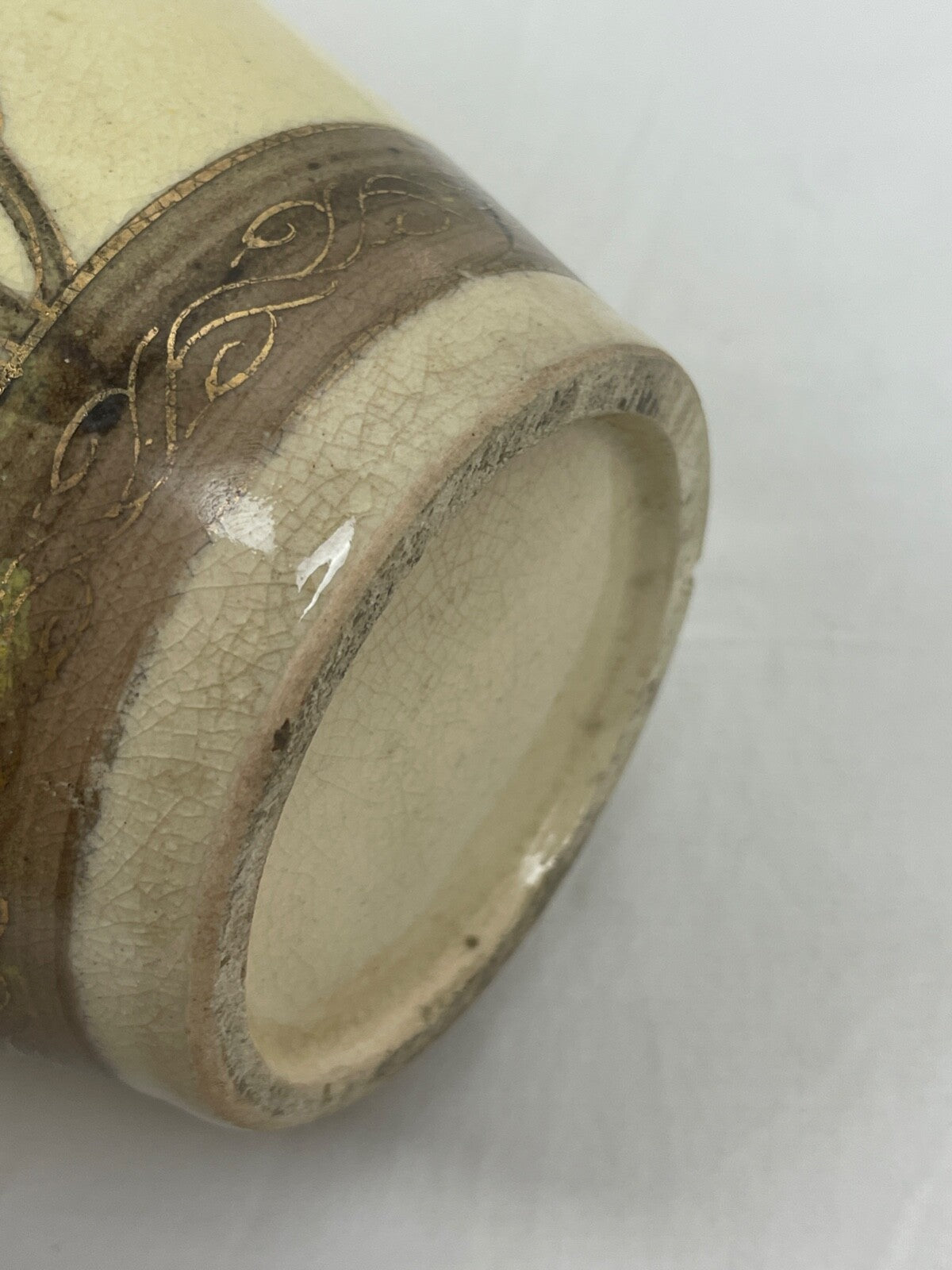 Grand vase en porcelaine du Japon, Satsuma, chrysanthèmes en relief