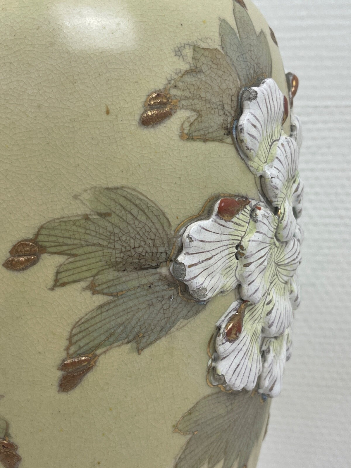 Grand vase en porcelaine du Japon, Satsuma, chrysanthèmes en relief