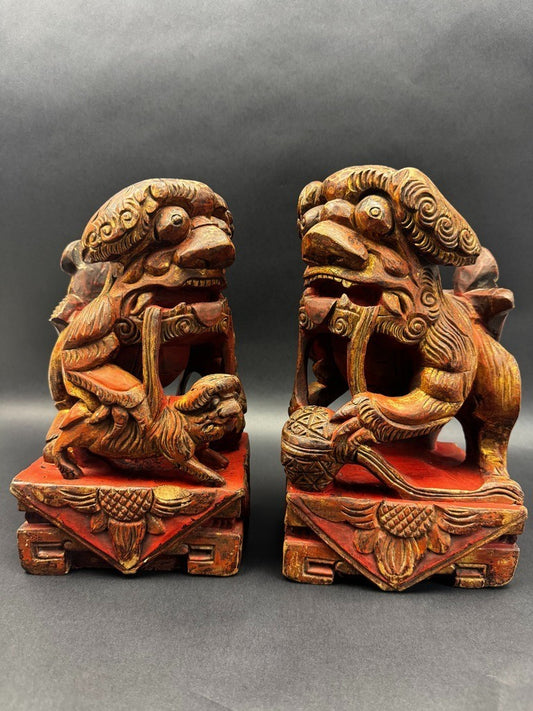 Paire de lions gardiens chinois en bois sculpté polychrome XIXe