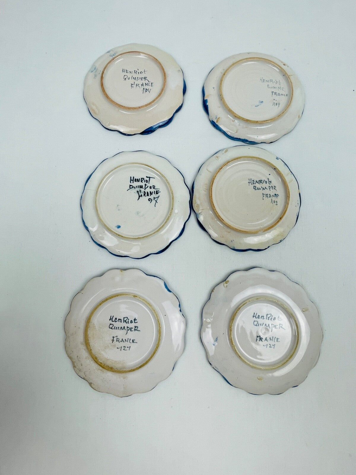 Suite de 6 assiettes miniatures en faïence Henriot Quimper, poupée, beurre