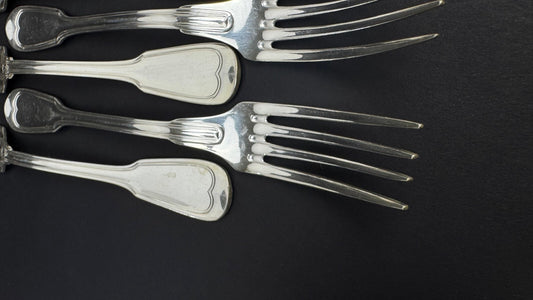 Série de 12 fourchettes à entremets SFAM modèle Chinon, Filet