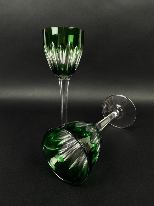 Paire de verres à vin Baccarat – Modèle Cassino – Cristal emeraude taillé 19 cm