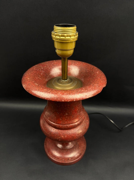 Pied de lampe en pierre reconstituée rouge "sang de bœuf", XXe siècle